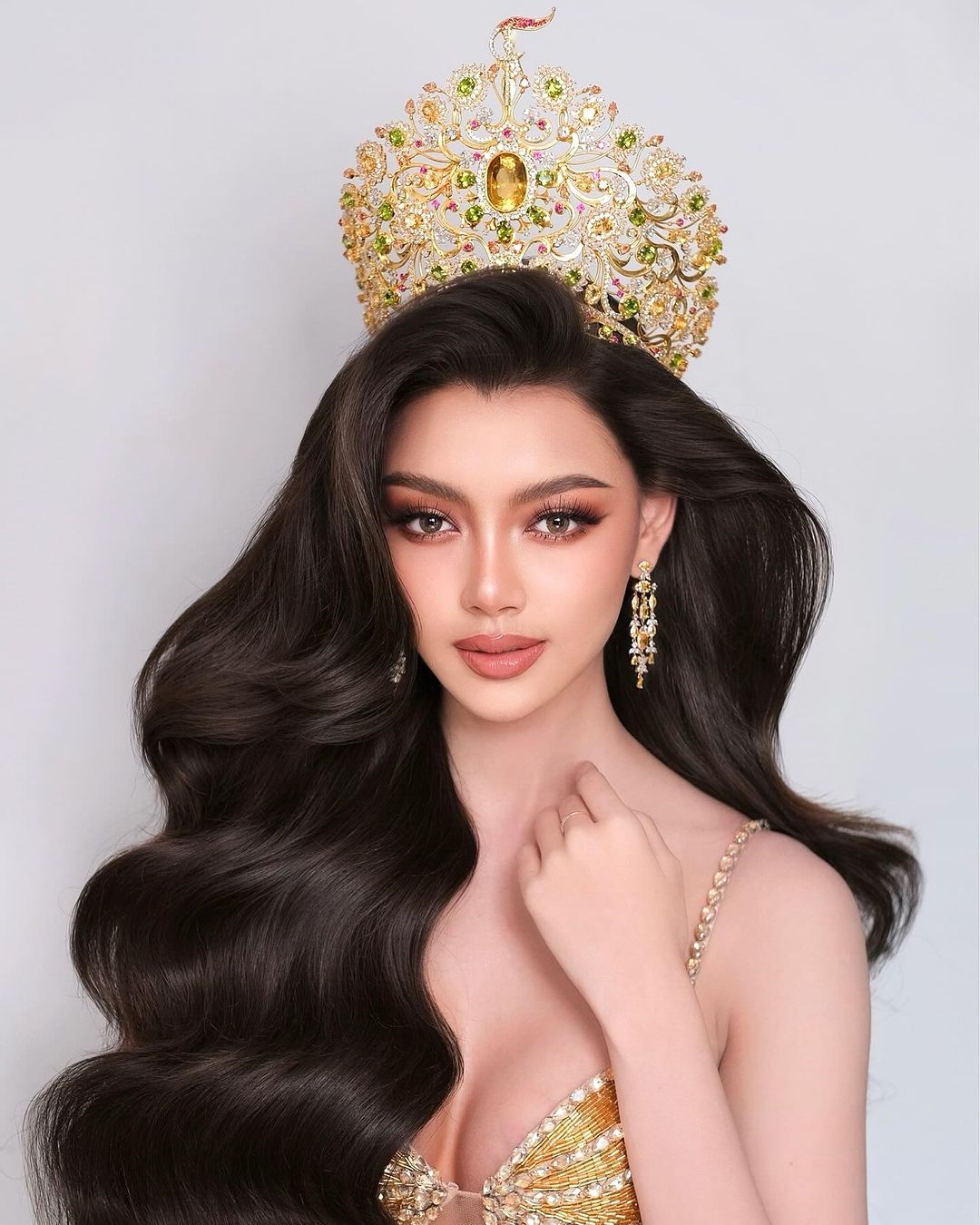 Miss Grand International 2024 đang là đấu trường nhan sắc nhận được nhiều sự quan tâm của fan sắc đẹp khi quy tụ nhiều người đẹp sở hữu nhan sắc nổi bật và thành tích tốt tại các cuộc thi nhan sắc trên khắp thế giới. Võ Lê Quế Anh là đại diện Việt Nam tại Miss Grand International năm nay. Miss Grand Myanmar - Thae Su Nyein được các chuyên trang sắc đẹp quốc tế đánh giá cao và dự đoán sẽ đăng quang Miss Grand International 2024.