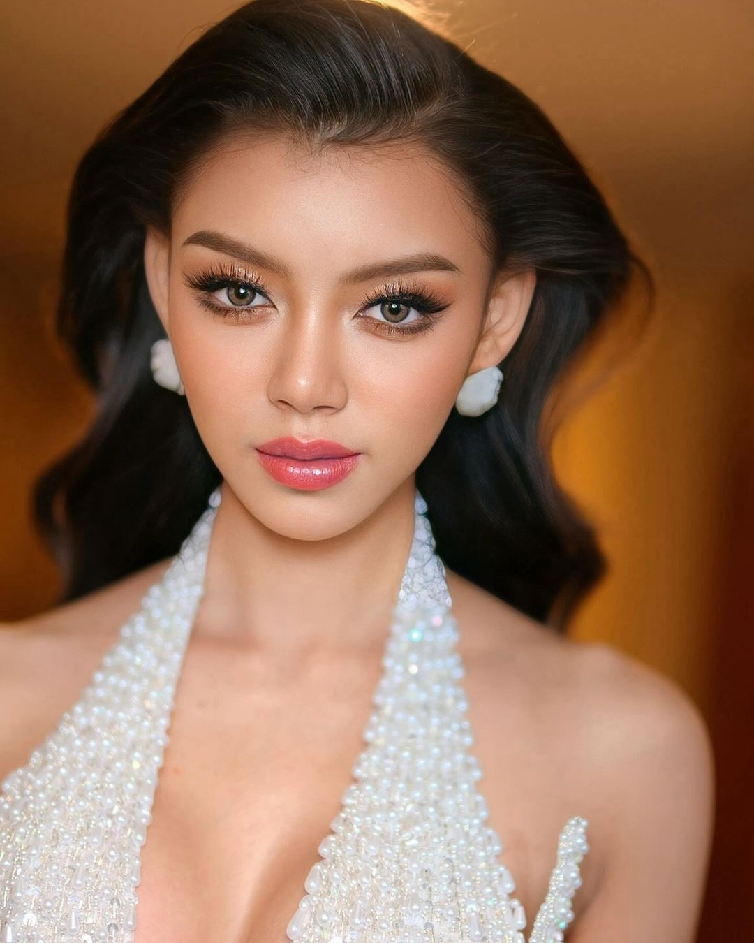 Sở hữu nhan sắc xinh như búp bê, vóc dáng cân đối, phong thái trình diễn chuyên nghiệp, Thae Su Nyein được nhiều chuyên trang sắc đẹp và khán giả quốc tế dự đoán sẽ lọt top cao tại Miss Grand International 2024, thậm chí có khả năng giành ngôi vị cao nhất. 