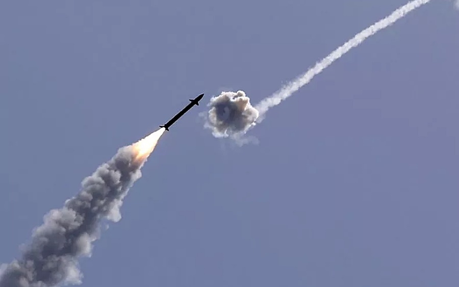 Tên lửa Vòm Sắt của Israel đánh chặn rocket. Ảnh: Getty.