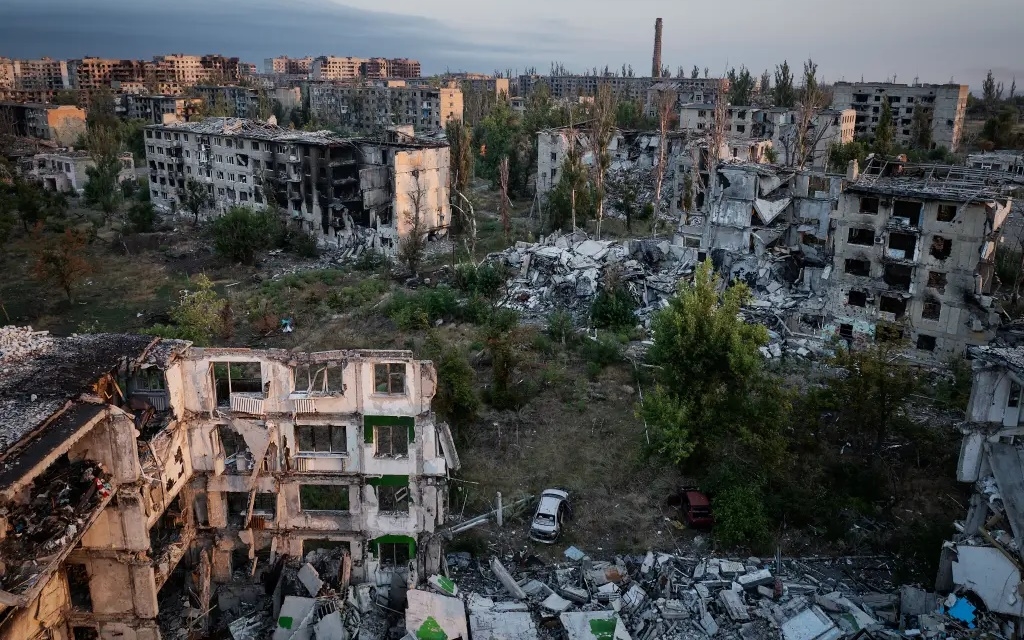 Bên trong thị trấn Ugledar (Vuhledar) đổ nát do giao tranh giữa quân Nga và Ukraine. Ảnh: Getty.