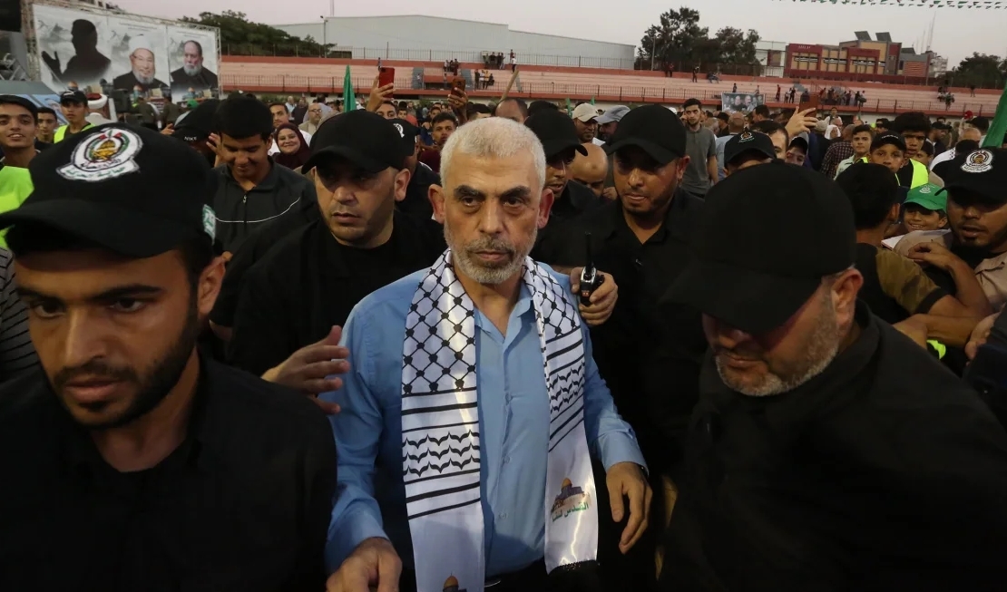 Thủ lĩnh Yahya Sinwar của tổ chức Hồi giáo Palestine Hamas hồi năm 2022. Sinwar mặc áo sáng, choàng khăn, ở phía trước. Ảnh: Shutterstock.