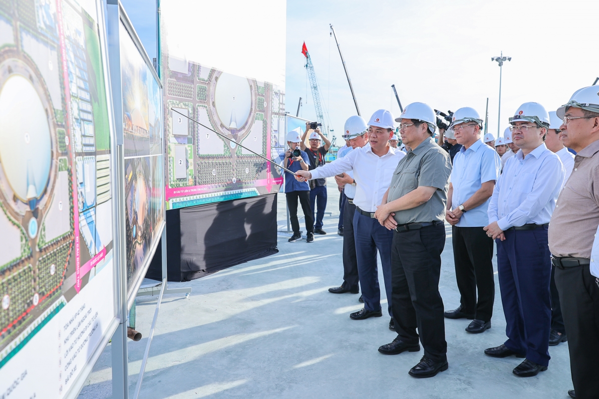 Thủ tướng Phạm Minh Chính kiểm tra tình hình triển khai dự án Trung tâm Hội chợ Triển lãm quốc gia tại huyện Đông Anh