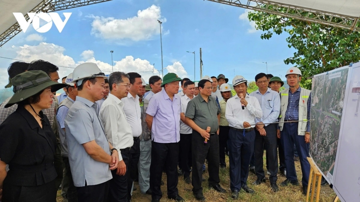 Thủ tướng Phạm Minh Chính khảo sát địa điểm nghiên cứu lấn biển ở Đà Nẵng