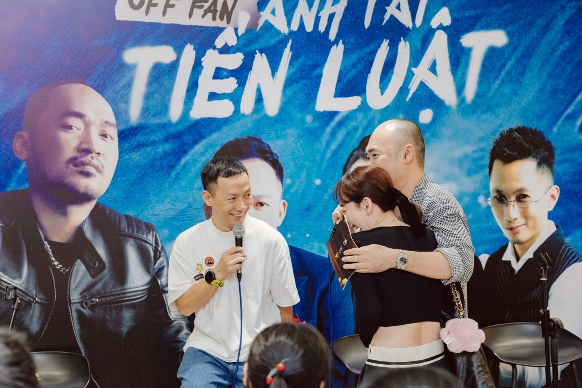 Thu Trang chuẩn bị bánh kem, dành cử chỉ tình cảm để chúc mừng sinh nhật ông xã tại buổi họp fan của Tiến Luật.
