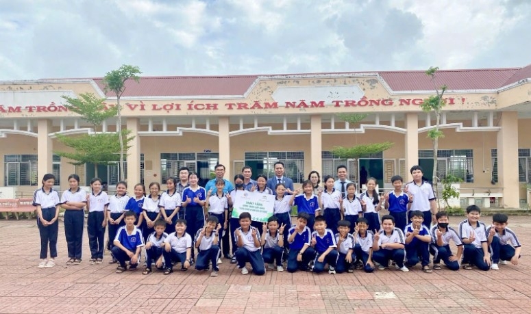 Đông đảo học sinh hưởng ứng hoạt động trồng cây