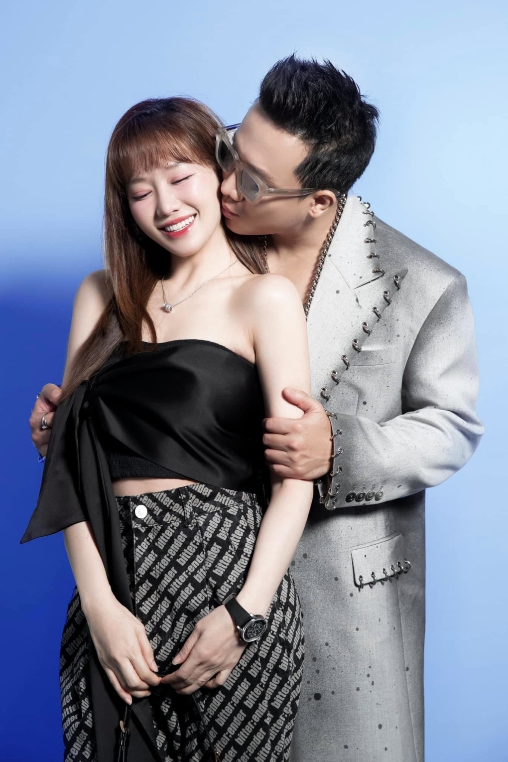 Trấn Thành đăng bức ảnh thơm bà xã tình tứ và viết: "Với anh, em hơn cả một người vợ. Em là chị, là mẹ, bà nội, thủ trưởng, sếp, là người sắp xếp cuộc đời anh theo đúng trật tự hay nhất của nó".