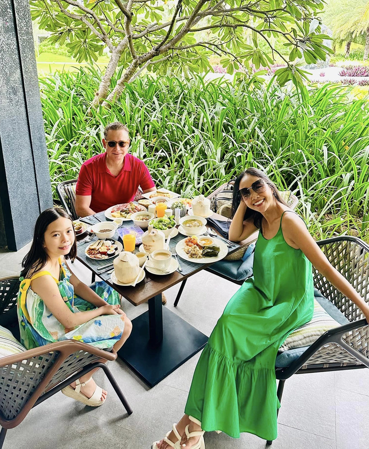 Gia đình ca sĩ Đoan Trang đi nghỉ dưỡng ở Khánh Hòa. (Nguồn: FBNV)