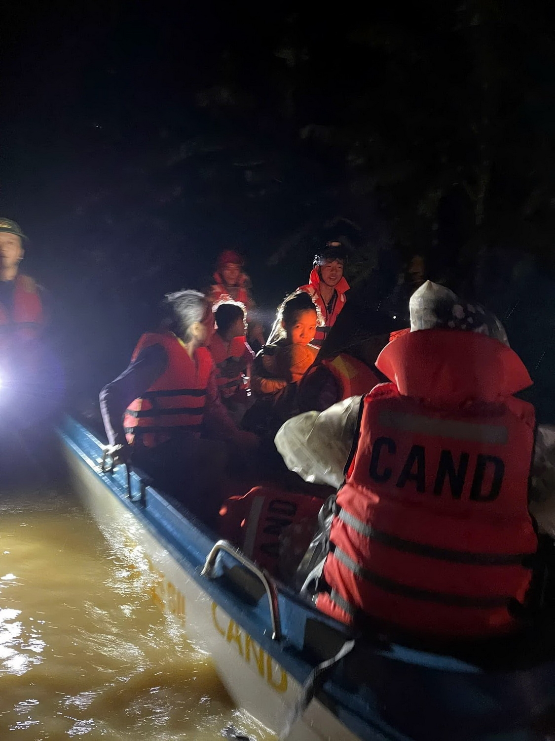 Nước lũ lên nhanh trong đêm, nhiều người không kịp di chuyển đồ đạc tài sản lên cao.