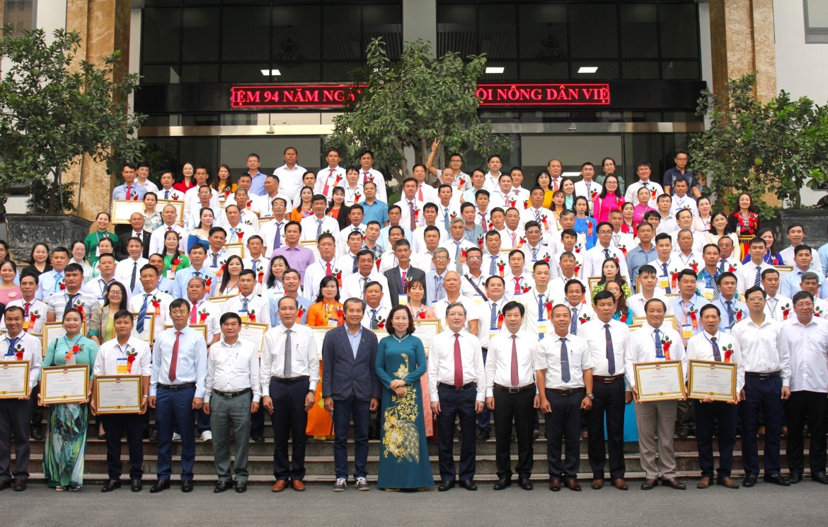 Trung ương Hội nông dân Việt Nam gặp mặt 126 nông dân xuất sắc và hợp tác xã tiêu biểu năm 2024.