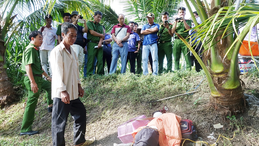 Lê Thanh Tuyền diễn lại từng động tác mà mình đã thực hiện hành vi giăng điện để bẫy chuột.