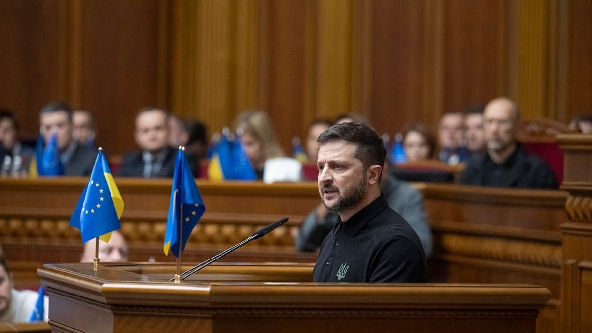 Tổng thống Zelensky trình bày "Kế hoạch chiến thắng" trước Quốc hội Ukraine hôm 16/9. Ảnh: CNN