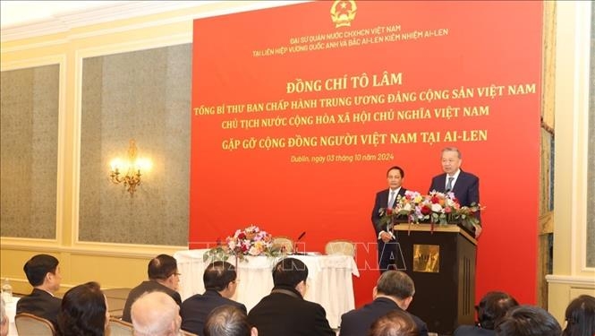 Trong khuôn khổ chuyến thăm chính thức Cộng hòa Ireland, chiều tối 3/10 (theo giờ địa phương), tại thủ đô Dublin, Tổng Bí thư, Chủ tịch nước Tô Lâm cùng Đoàn đại biểu cấp cao Việt Nam đã gặp gỡ 130 đại diện kiều bào đang sinh sống, học tập, làm việc tại Ireland và đại diện cán bộ, nhân viên Đại sứ quán Việt Nam tại Vương quốc Anh và Bắc Ireland kiêm nhiệm Ireland. Ảnh: TTXVN