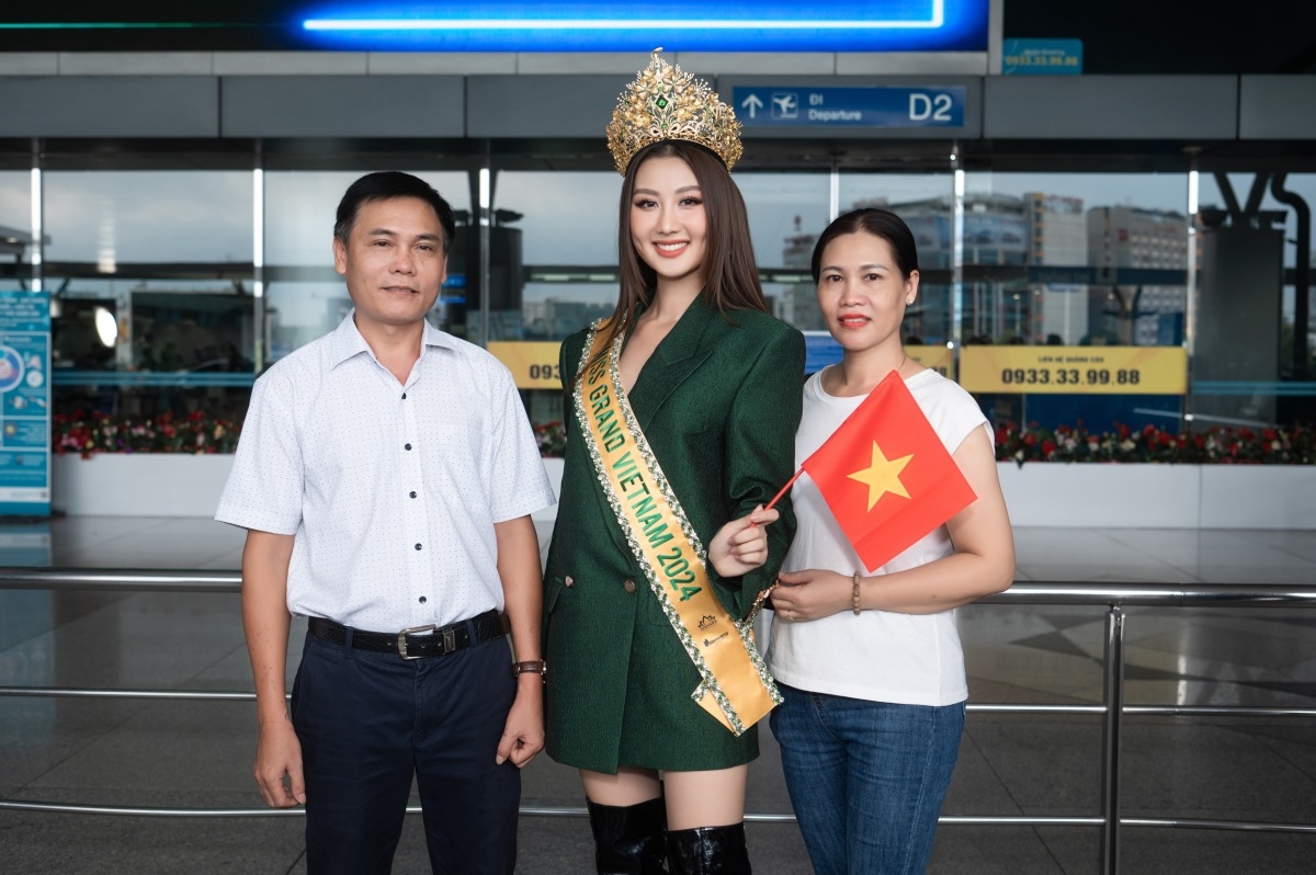 Mẹ và cậu ruột từ Quảng Nam vào TP HCM ủng hộ tinh thần Quế Anh. Bà Lê Thị Hiền, 49 tuổi - mẹ Quế Anh - theo sát, liên tục dặn dò con kiểm tra trang phục, đồ ăn mang theo trong lần đầu tới Campuchia thi Miss Grand International 2024.