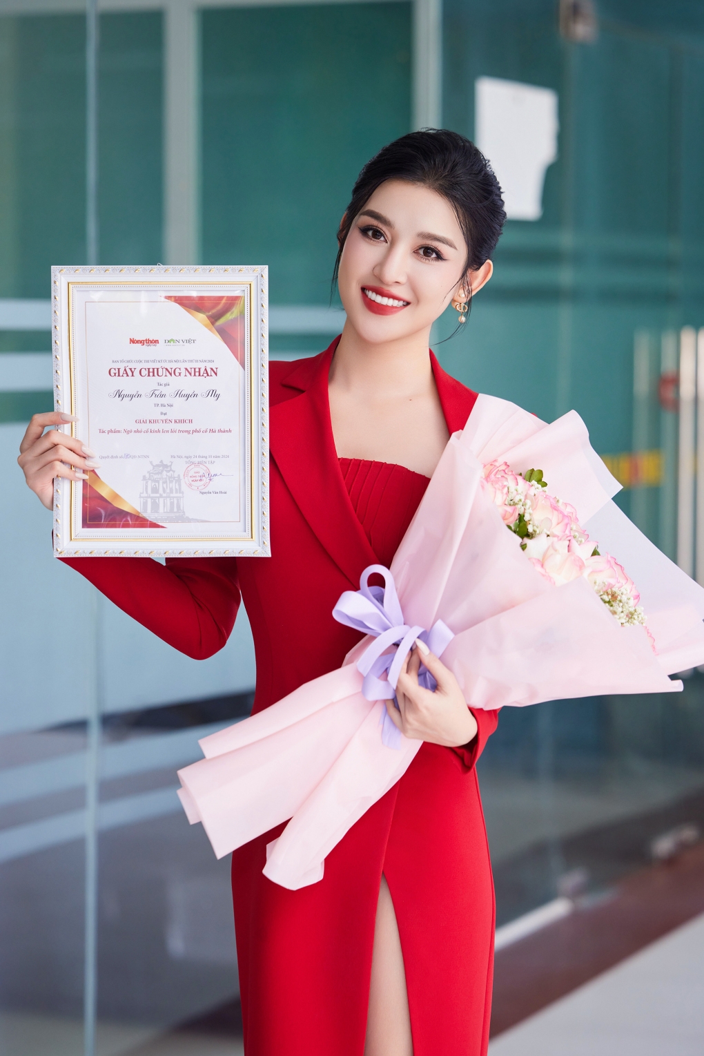 Xuất hiện trong lễ trao giải một cuộc thi viết, á hậu Huyền My cho biết thời gian qua cô sống chậm, kín tiếng vì không còn thích sự ồn ào của showbiz.