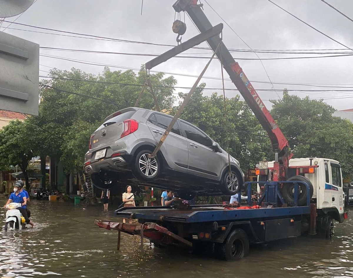 Xe ô tô chết máy trên đoạn đường ngập