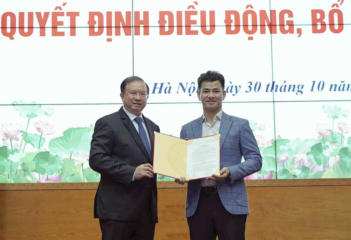Thứ trưởng Bộ Văn hoá Thể thao và Du lịch Tạ Quang Đông trao quyết định bổ nhiệm NSND Xuân Bắc làm Cục trưởng Cục Nghệ thuật biểu diễn. Ảnh: Tình Lê