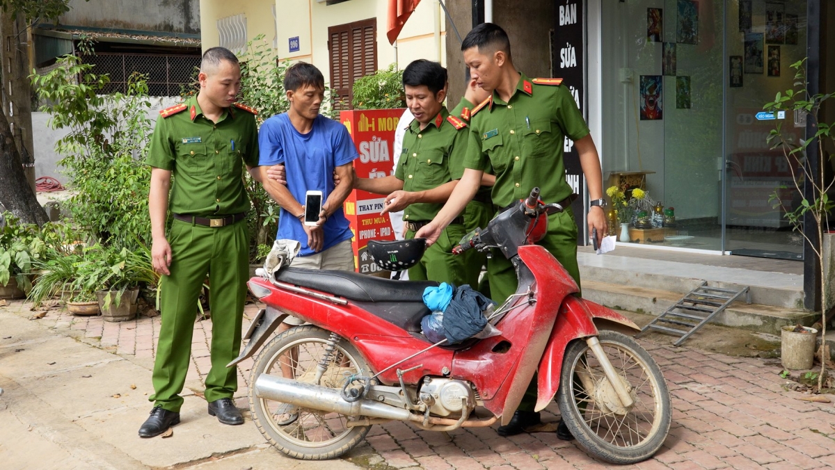 Đối tượng cùng tang vật bị công an bắt giữ