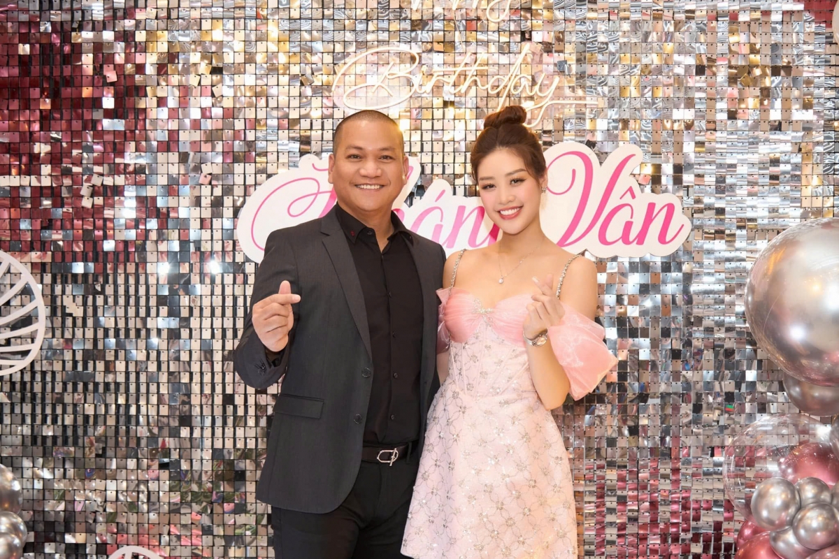 Trước khi báo tin được bạn trai cầu hôn, Khánh Vân kín tiếng đời tư. Cô hầu như không chia sẻ về chuyện tình cảm, tập trung công việc người mẫu, đào tạo catwalk và livestream bán hàng.