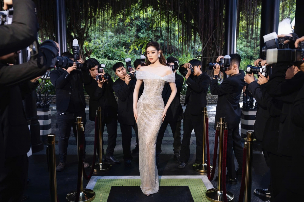 Hoa hậu Khánh Vân là một trong những mỹ nhân có nhiều năm hoạt động trong làng giải trí. Từ năm 18 tuổi, cô đã tích cực "chinh chiến" tại nhiều cuộc thi nhan sắc, người mẫu với loạt thành tích đáng nể như: Hoa khôi Áo dài Nữ sinh Việt Nam năm 2013; Top 45 cuộc thi Hoa hậu Việt Nam 2014; Giải Bạc Siêu mẫu Việt Nam...