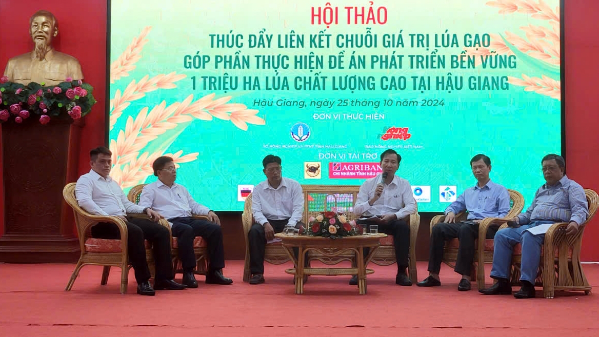 Các diễn giả trao đổi tại Hội thảo