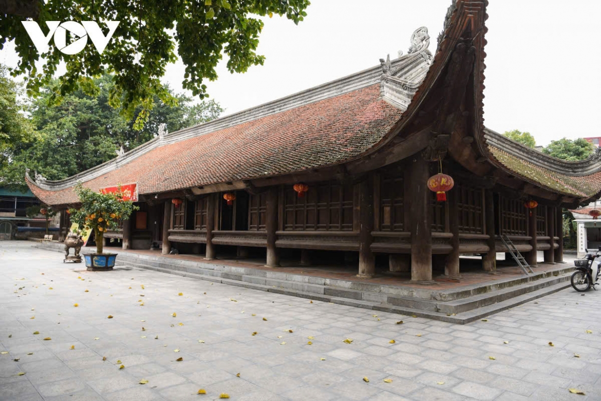 Tòa đại Đình được dựng trên nền cao có thềm bó bằng đá xanh, mang kiến trúc nhà sàn với sàn gỗ bề thế cao 0,7m so với mặt nền, sau hàng cột ngang và mười hàng cột dọc bằng gỗ lim có đường kính từ 0,55m (với cột con) đến 0,65m (với cột mẹ) được kê trên các tảng đá xanh