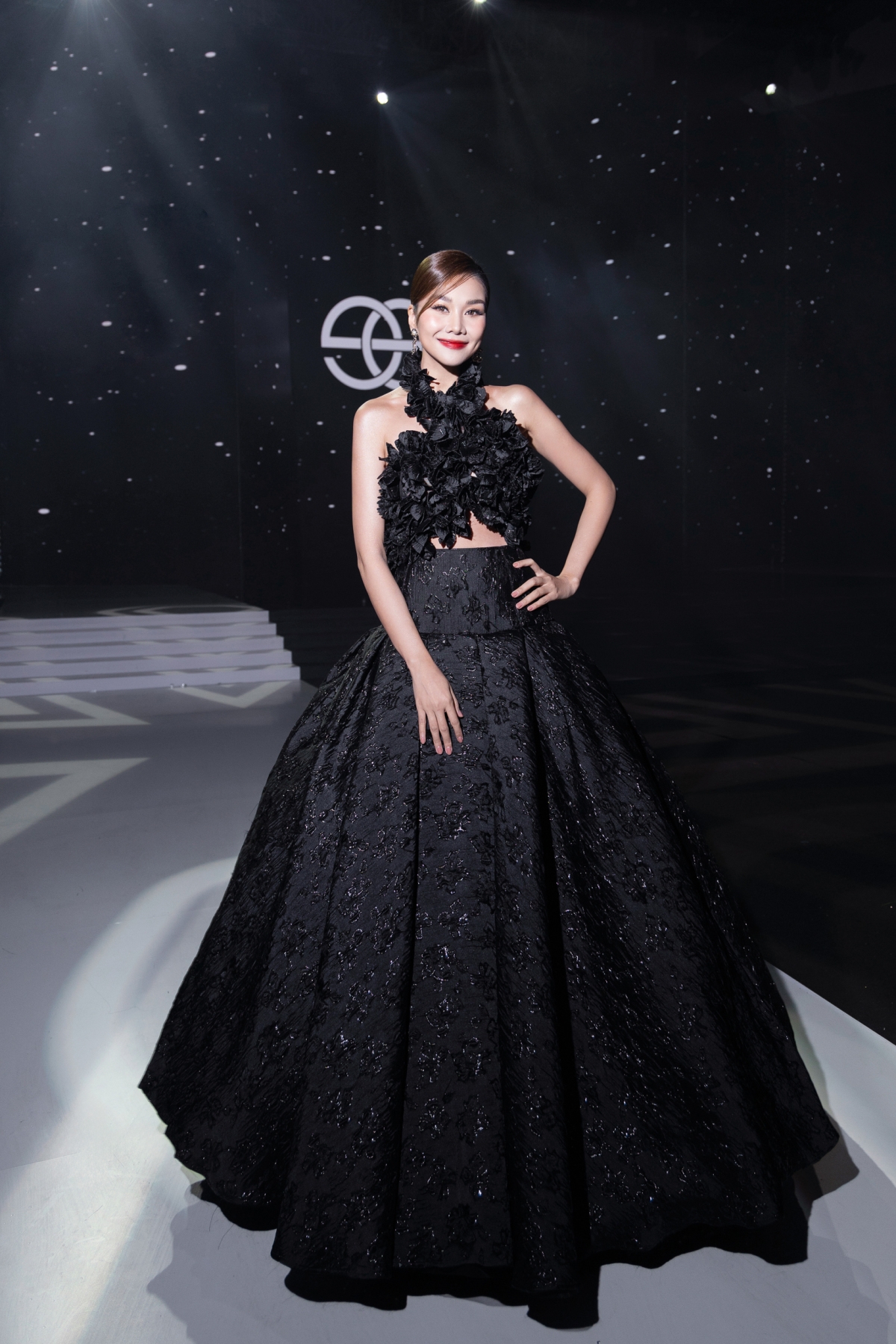 Thanh Hằng xuất hiện sang trọng trên thảm đỏ show thời trang Timeless. Trong vai trò đại sứ thương hiệu, siêu mẫu diện chiếc váy có phần thân trên đính kết hoa 3D thủ công, thân váy bồng xòe mang cảm hứng cổ điển. Ngoài dự thảm đỏ, cô còn đảm nhiệm vai trò vedette trong show.