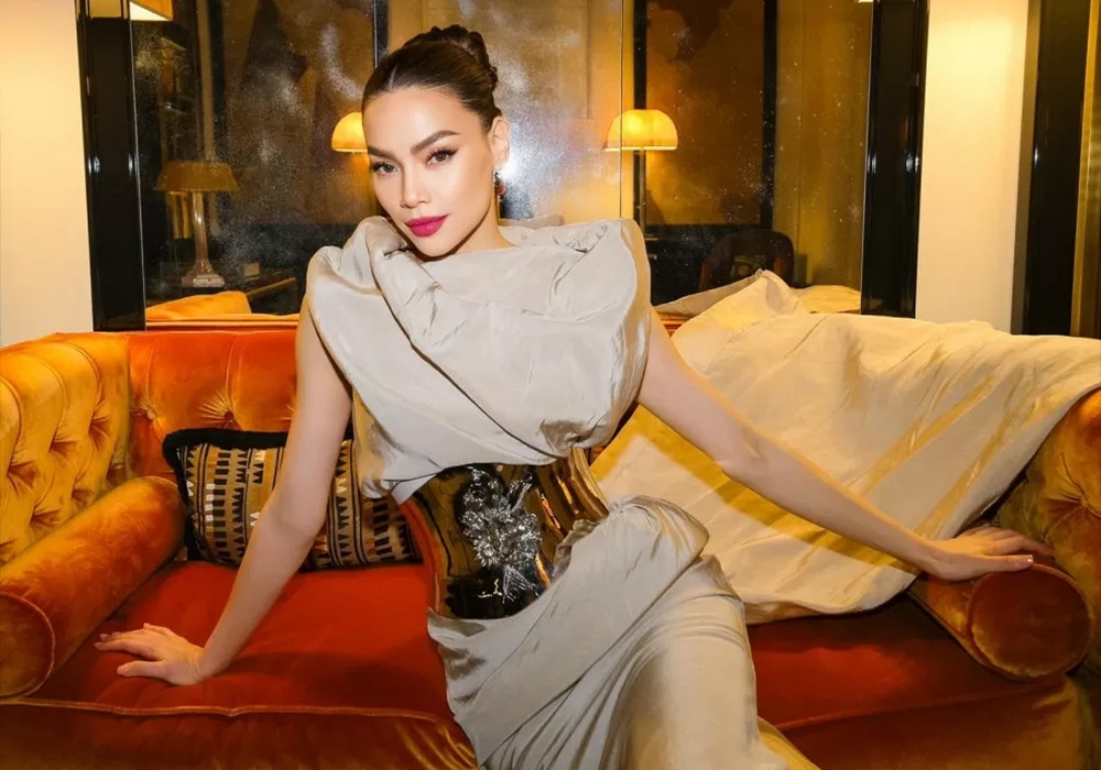 Hồ Ngọc Hà nói chặng đường 2 thập kỷ khá dài với một nghệ sĩ. Cô đi qua nhiều giai đoạn, từ lúc là một cô ca sĩ không ai biết đến đến khi dần chạm được thành công. Tuy nhiên, kèm theo đó là sóng gió ập đến khiến cô càng phải nỗ lực giữ vững phong độ.