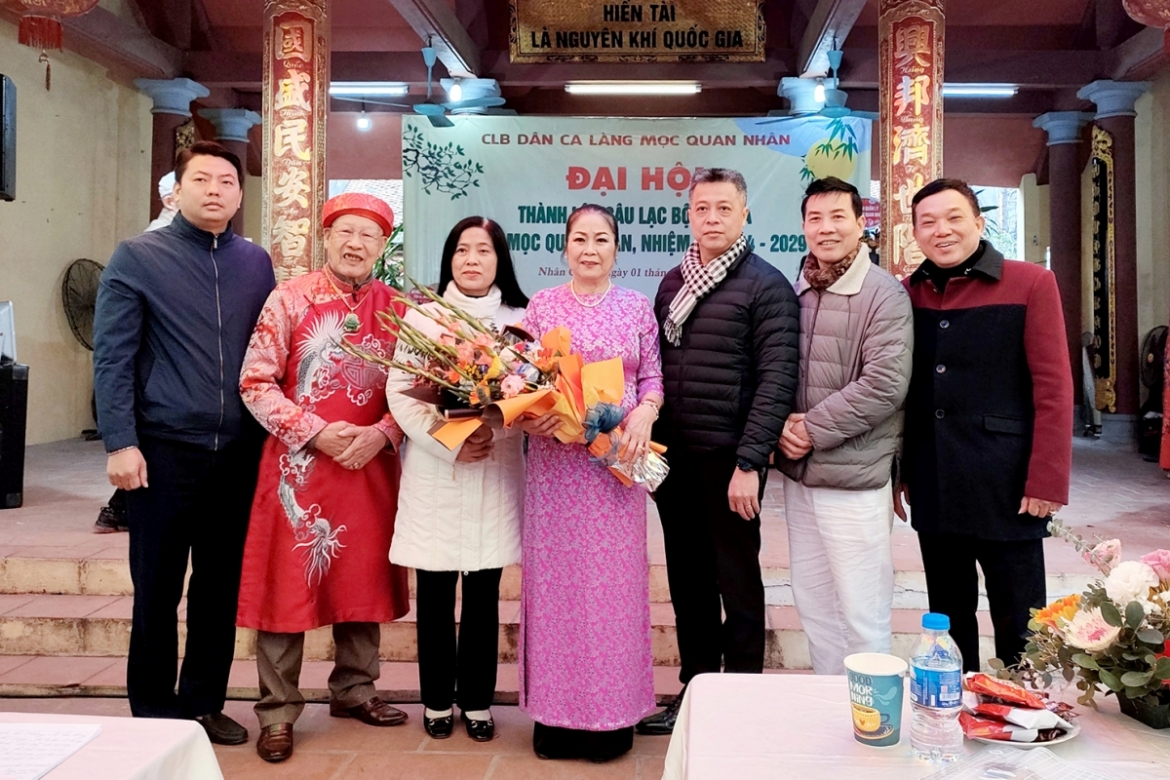 NNND Phan Thị Kim Dung (áo dài hồng đứng giữa) cùng Ban lãnh đạo CLB Dân ca làng Mọc, Quan Nhân