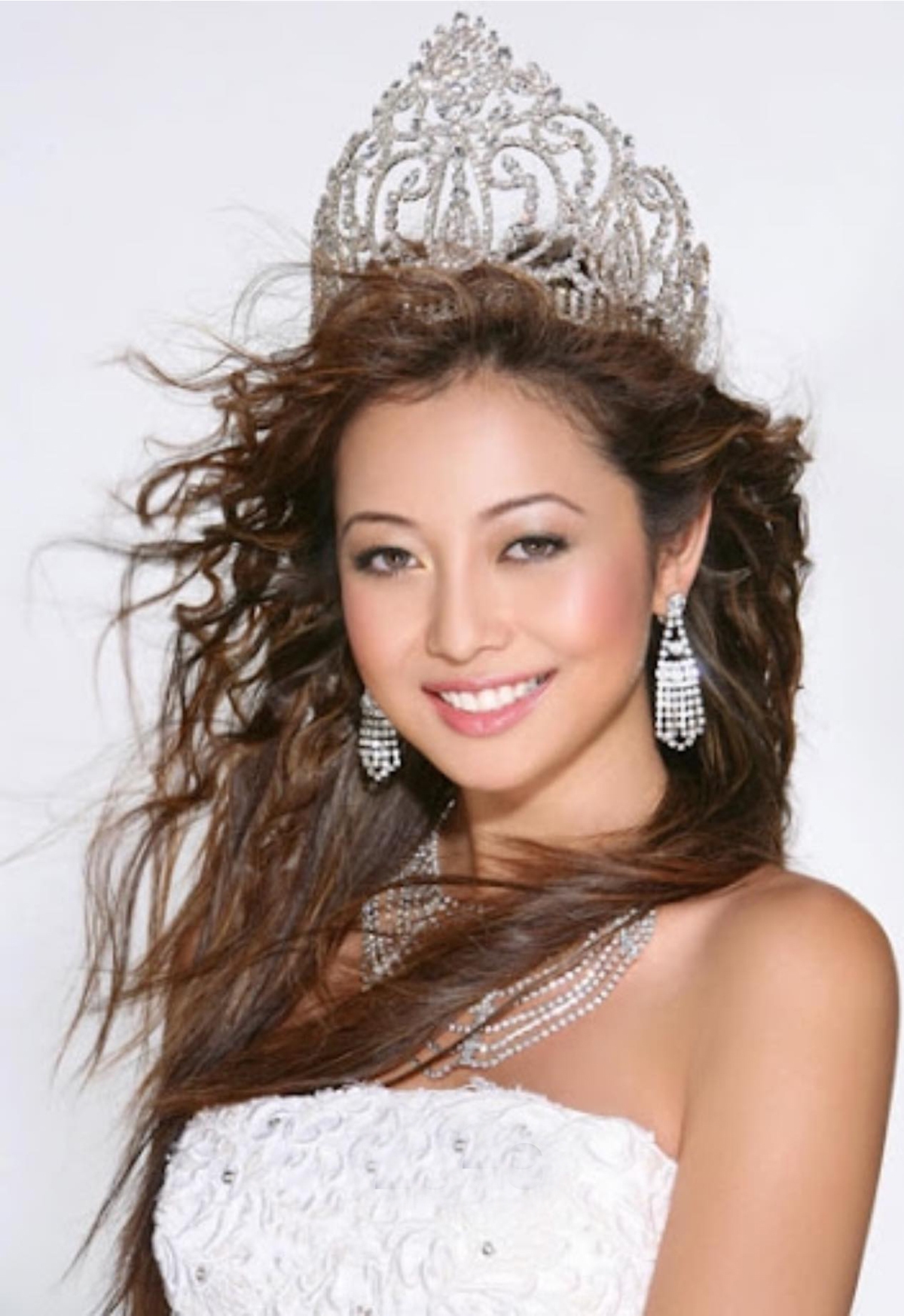 Jennifer Phạm chia sẻ bức ảnh từ 18 năm trước khi vừa đăng quang Miss Asia USA 2006 (Hoa hậu châu Á tại Mỹ). Cô tự gọi mình của hiện tại là "Hoa hậu 4 con". (Nguồn: FBNV)