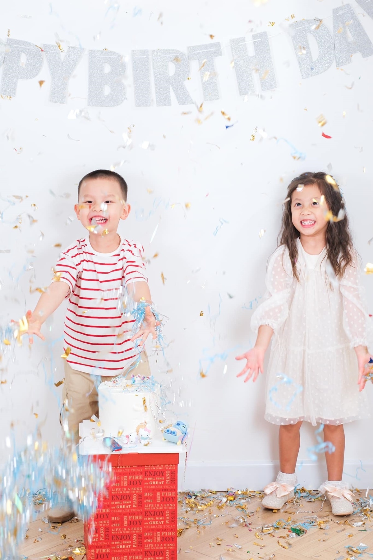 Hồ Ngọc Hà và Kim Lý tự tay trang trí không gian chụp ảnh mừng sinh nhật 4 tuổi của hai con sinh đôi Leon – Lisa. Lisa diện váy voan công chúa còn Leon mặc áo thun phối quần kaki. (Nguồn: FBNV)
