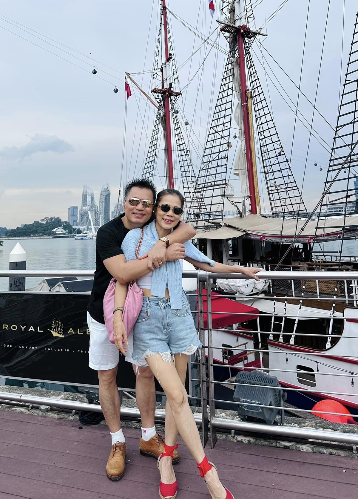 Vợ chồng Mỹ Lệ ôm nhau chụp ảnh kỷ niệm khi đi tham quan tại Singapore. (Nguồn: FBNV)