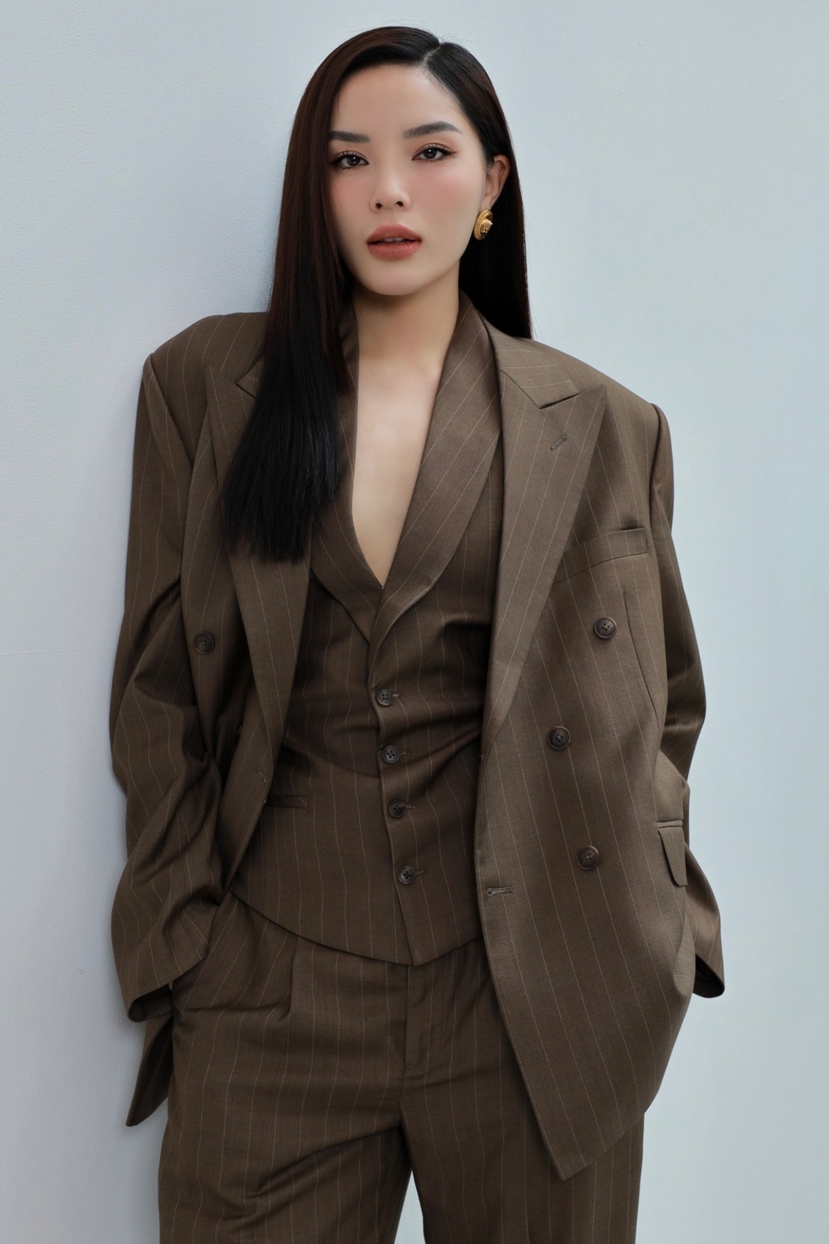 Sao Việt 7/11: Hoa hậu Kỳ Duyên xây dựng hình ảnh chỉn chu, sang trọng ở Miss Universe 2024. Cô gây chú ý bởi hình ảnh mạnh mẽ, thời thượng khi diện bộ suit kết hợp áo gilet gam trung tính. Người đẹp được khán giả khen có phong cách 'sang - xịn' như các CEO, nữ giám đốc, trưởng phòng... trong nhiều phim ăn khách của Hàn Quốc.