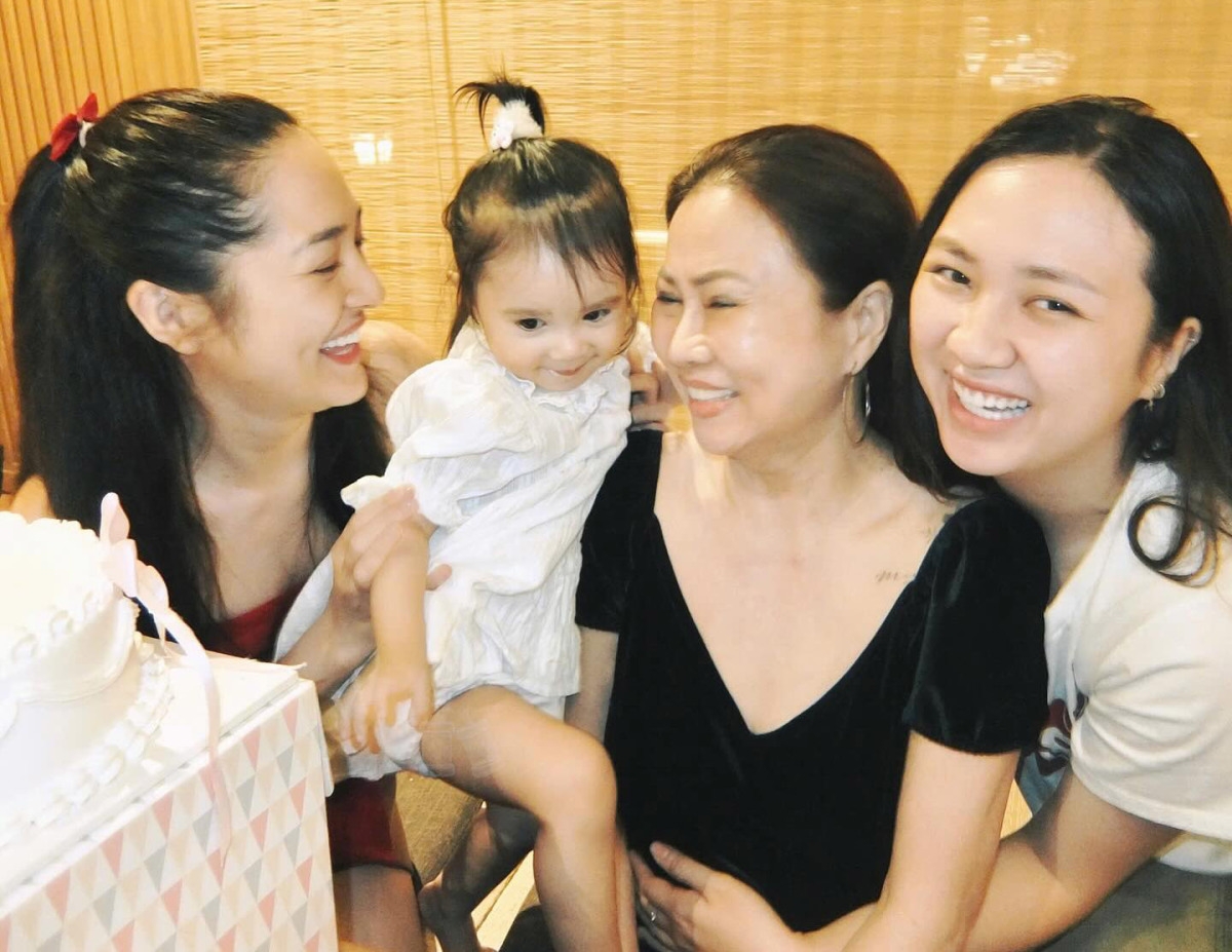 Ca sĩ Bảo Anh cùng em gái kém 10 tuổi vừa chung tay tổ chức tiệc sinh nhật ấm cúng cho mẹ - bà Tuyết Hồng.