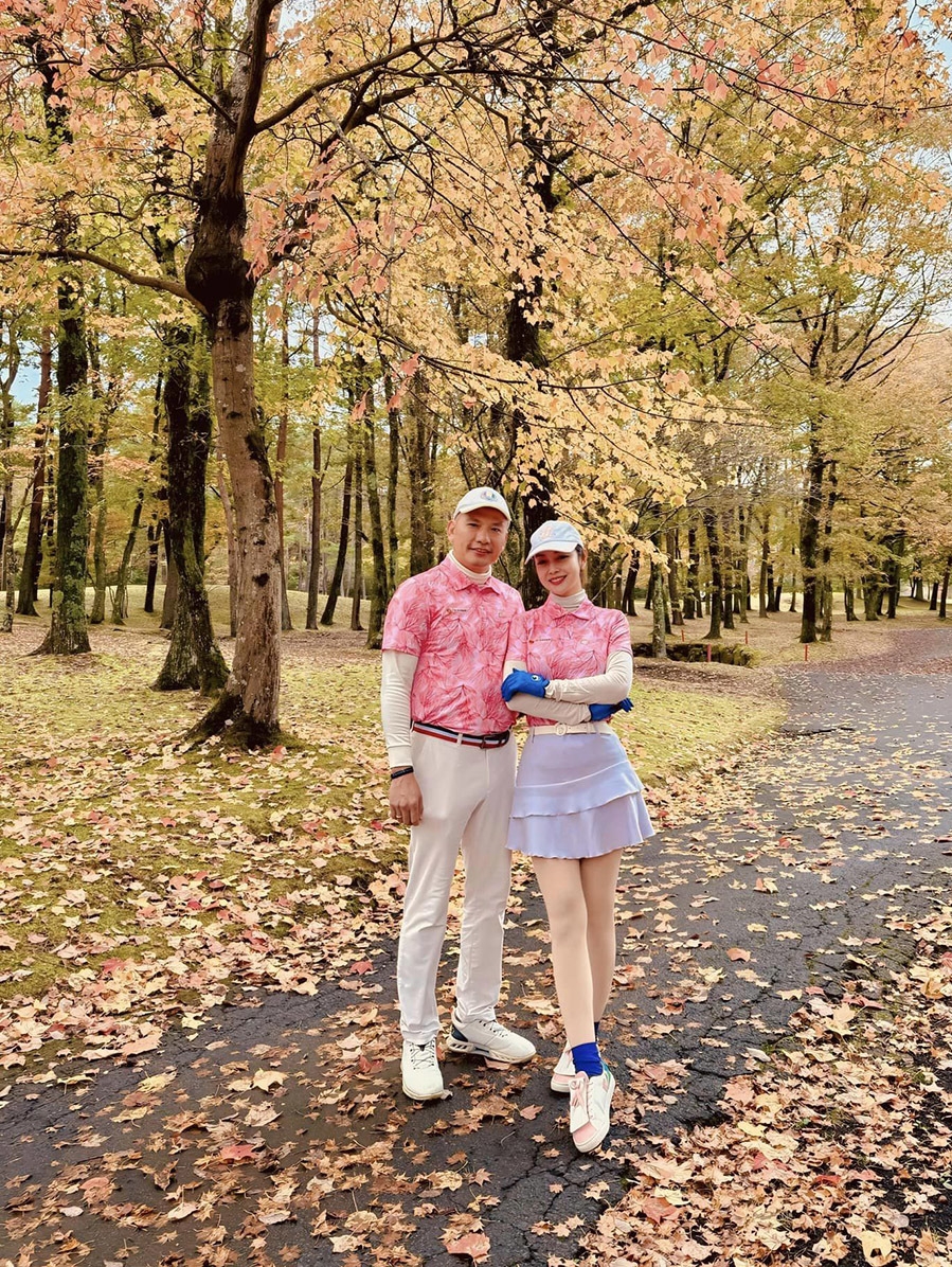 Jennifer Phạm diện áo hồng đồng điệu với ông xã Đức Hải khi đi chơi golf. (Nguồn: FBNV)