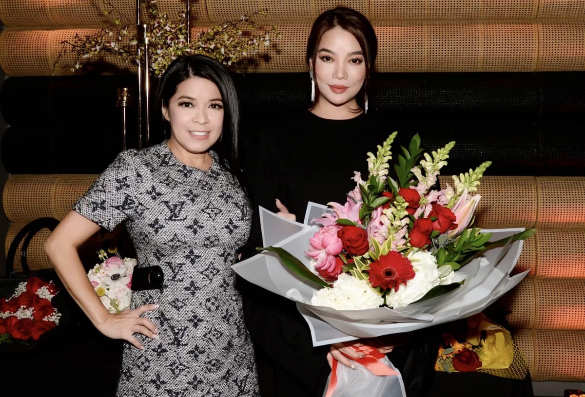 Ca sĩ hải ngoại Bích Tuyền (trái) diện váy hàng hiệu dự tiệc sinh nhật Trương Ngọc Ánh.