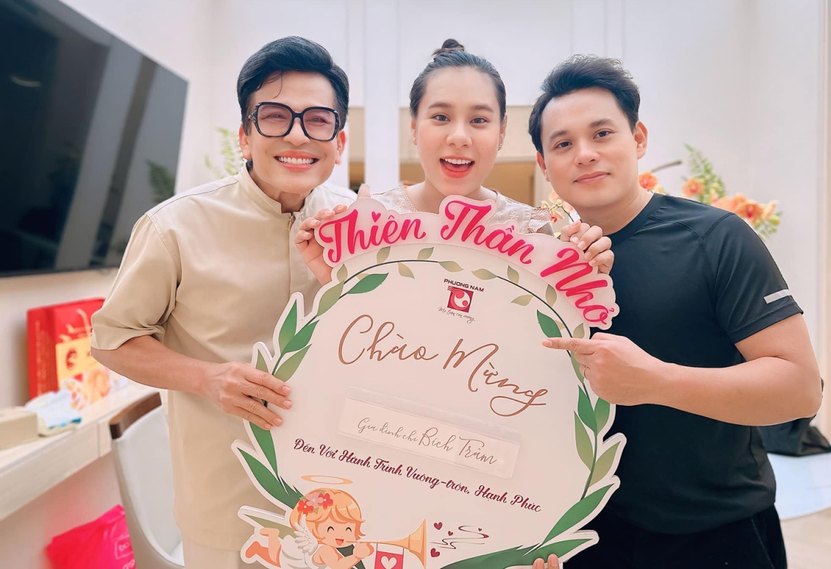 MC Thanh Bạch đến bệnh viện thăm Hồ Bích Trâm và tặng quà cho nữ diễn viên, mừng cô sinh con thứ hai.