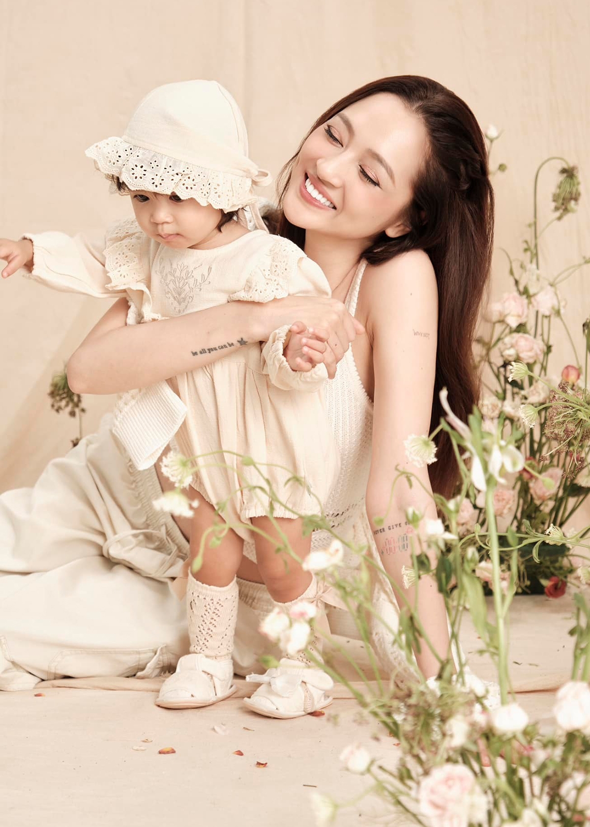 Sao Việt 1/12: Ca sĩ Bảo Anh tiết lộ con gái cưng Misumi gần hai tuổi vẫn bám mẹ không rời, được nhiều người khen xinh xắn, đáng yêu.