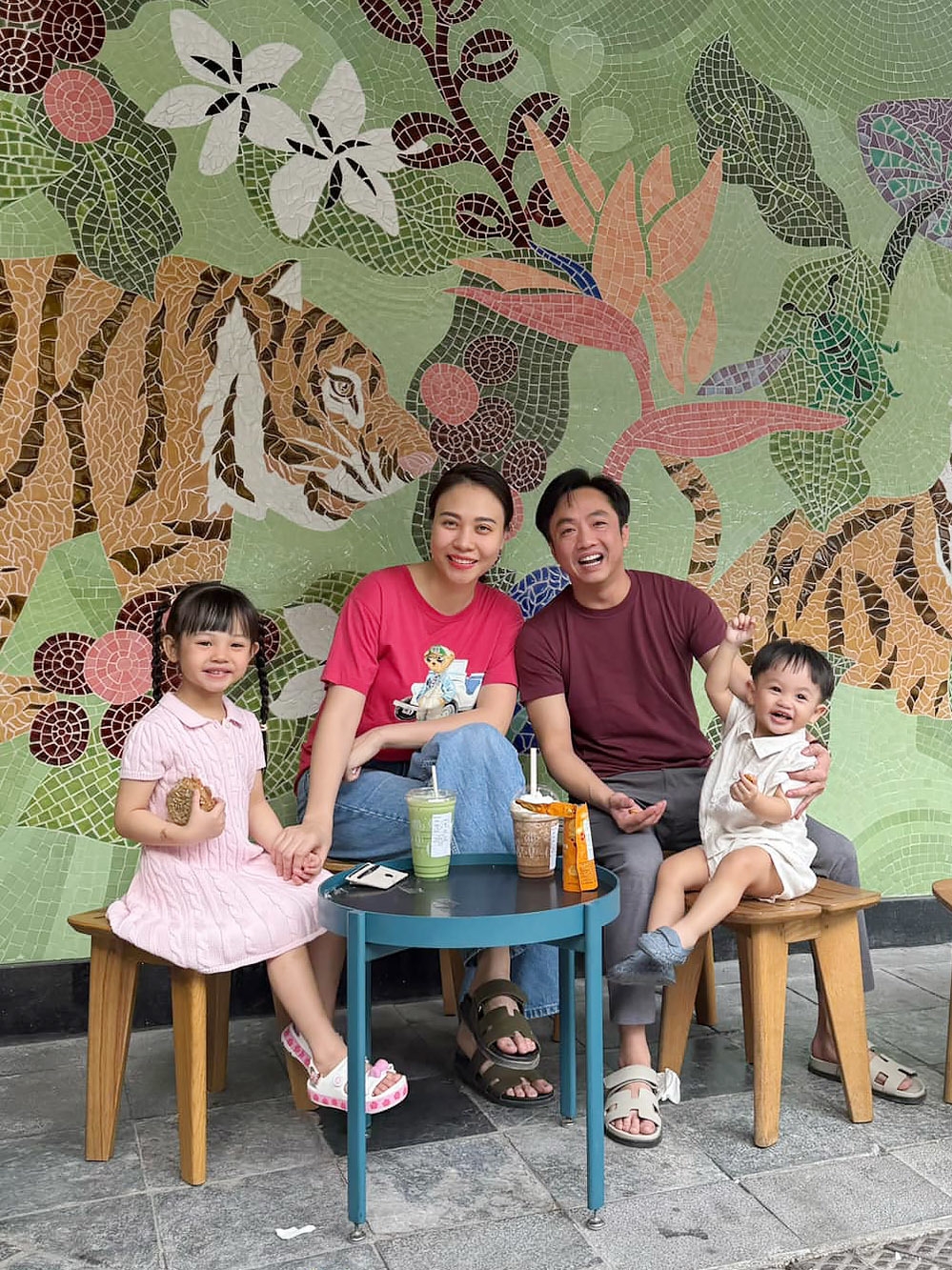Vợ chồng Đàm Thu Trang - Cường Đôla mặc trang phục giản dị, cùng hai con ngồi uống cà phế tại phố cổ Hà Nội. (Nguồn: FBNV)