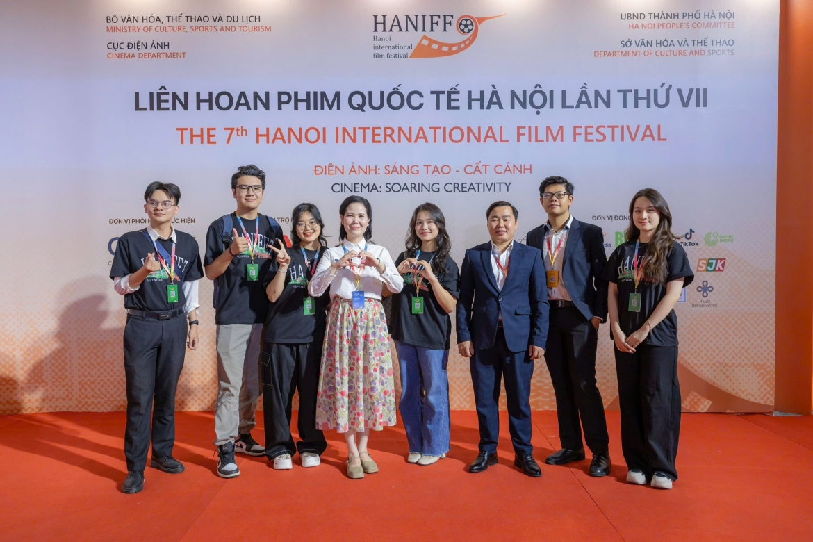 Ban tổ chức HANIFF VII đã gửi lời mời họa sĩ phát hành 500 bản in để tặng cho hàng trăm đại biểu trong nước và quốc tế