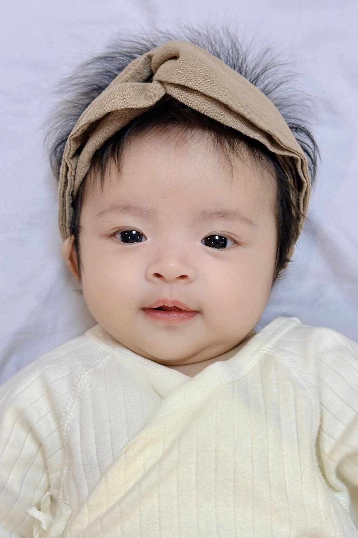Ông Cao Thắng khoe ảnh thẻ đầu đời của con gái Hannie. Khán giả nhận xét con gái giống Ông Cao Thắng “như đúc”. (Nguồn: FBNV)