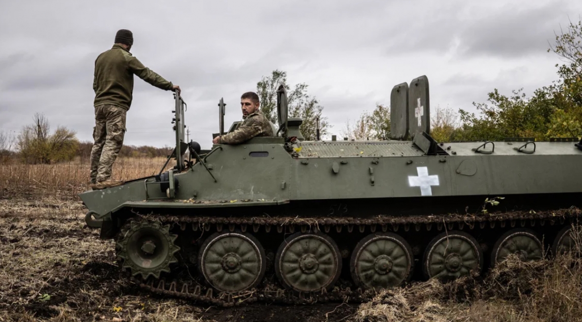 Binh sỹ Ukraine đang sửa chữa phương tiện chiến đấu tại Kharkov. Ảnh: Getty