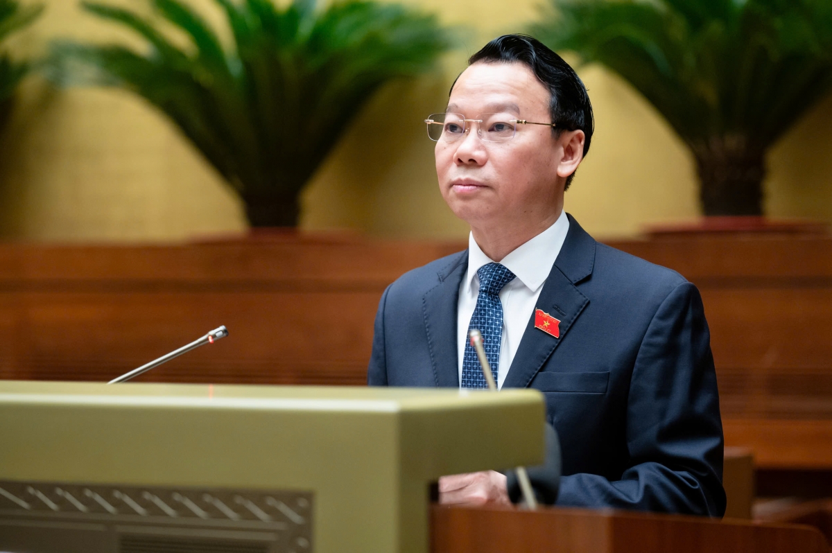 Bộ trưởng Bộ Tài nguyên và Môi trường Đỗ Đức Duy trình bày Tờ trình
