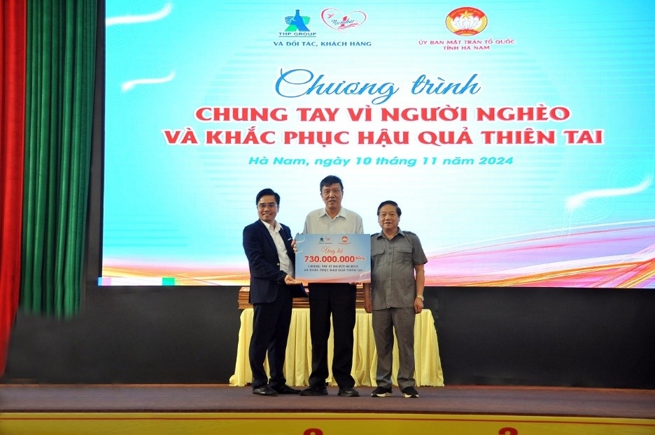 Ông Lê Hồ Hiền Phi, Giám đốc nhà máy Number One Hà Nam thay mặt Công ty Tân Hiệp Phát và các đối tác trao tặng 730 triệu đồng thông qua UB MTTQ Tỉnh Hà Nam để để chung tay hỗ trợ cho người nghèo và khắc phục những hậu quả do thiên tai lũ lụt.