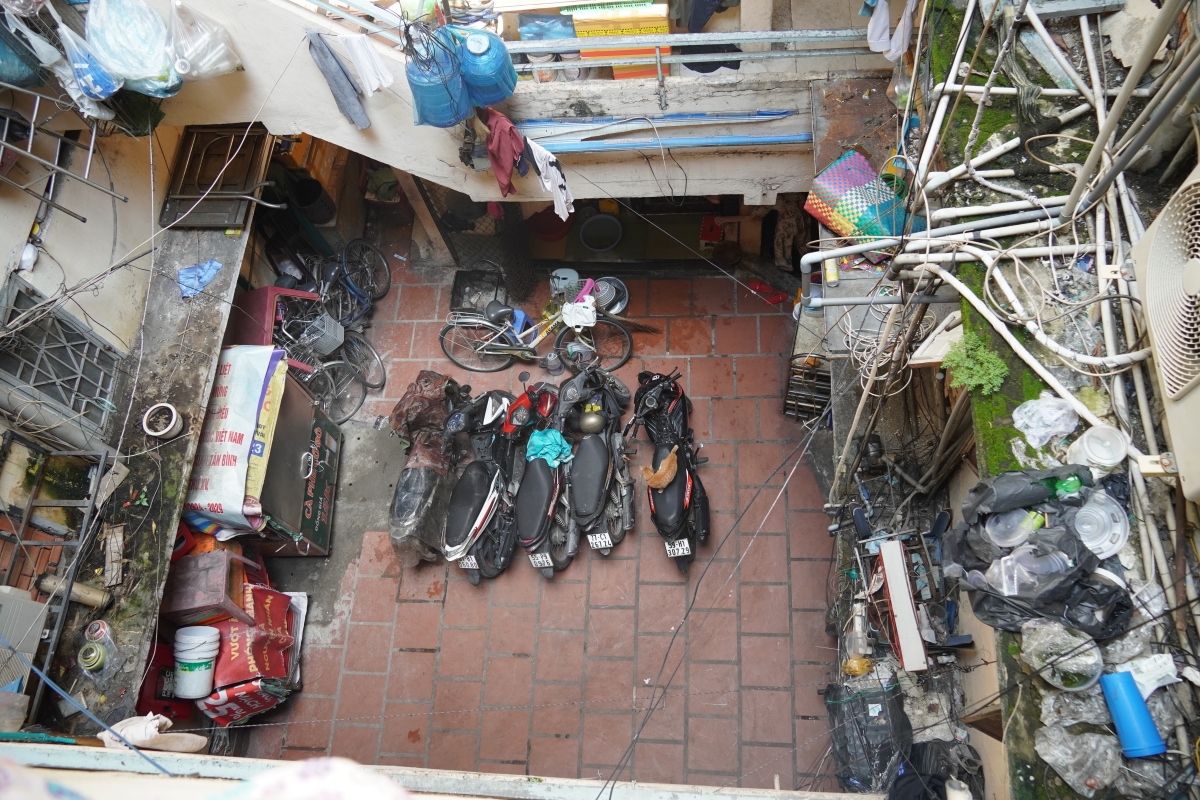 Chung cư nhìn từ trên xuống cũ kỹ với nhiều rong rêu, rác thải (Ảnh: Hoàng Minh)