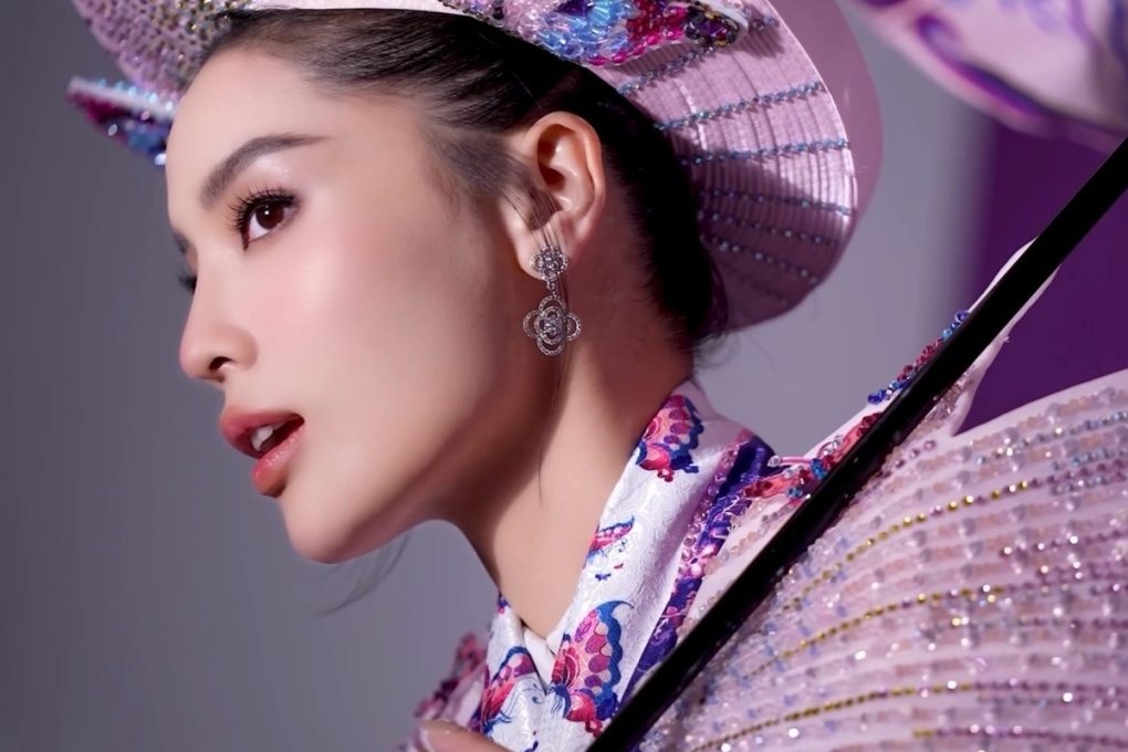 Sao Việt 10/11: Chiều 9/11, đại diện Miss Universe Vietnam cho biết Kỳ Duyên bị thất lạc hành lý tại khách sạn. Hoa hậu Kỳ Duyên cho biết cô đang nỗ lực tìm kiếm trang phục dân tộc bị thất lạc sẽ mặc trong bán kết sáng 15/11 (giờ Hà Nội).