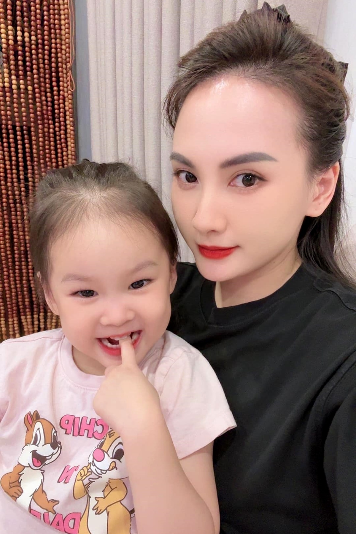Bảo Thanh trêu con gái: “Bướng cỡ nào mà gặp mẹ thì cũng tắt điện, văn vở thế nào được”. (Nguồn: FBNV)