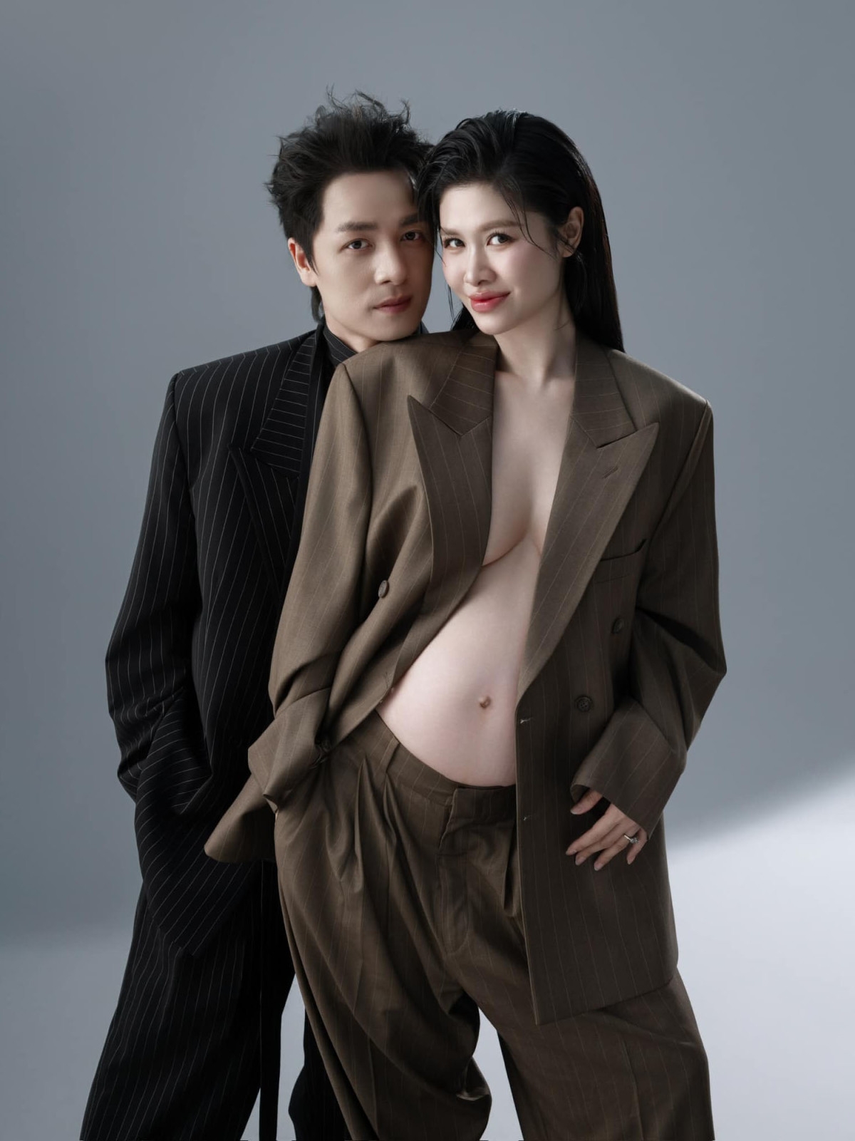 Thủy Anh - vợ ca sĩ Đăng Khôi - mặc suit không nội y và mở cúc khoe bụng bầu con thứ ba. Cô hiện đang mang bầu ở những tháng cuối. (Nguồn: FBNV)