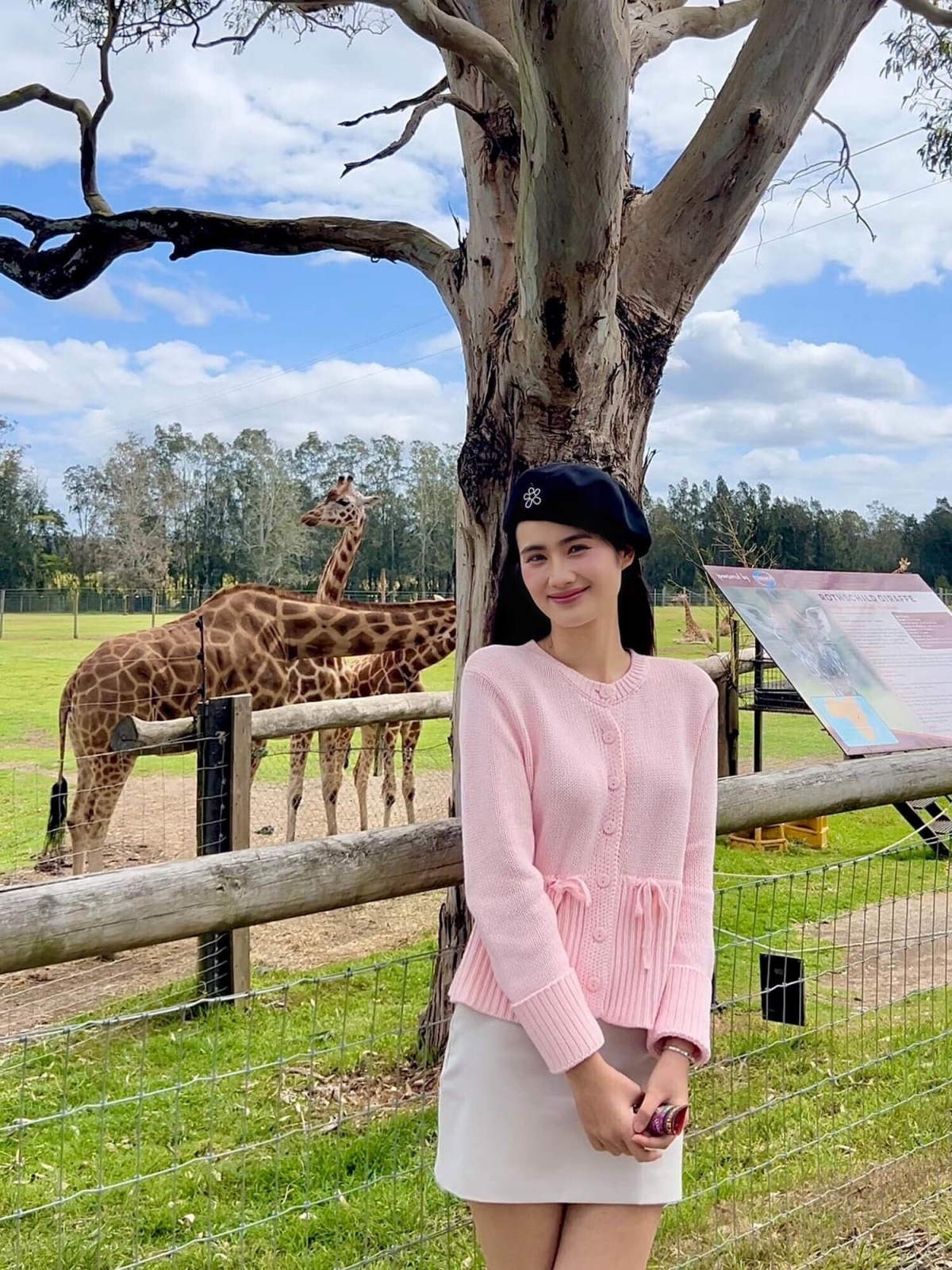 Hoa hậu Ý Nhi diện đồ đơn giản đi thăm sở thú trong chuyến du học tại Australia. (Nguồn: FBNV)