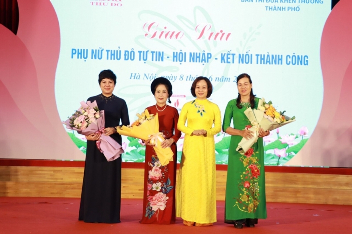 NNND Kim Dung (thứ 2 từ trái sang) tại cuộc giao lưu "Phụ nữ Thủ đô Tự tin - Hội nhập - Kết nối thành công"