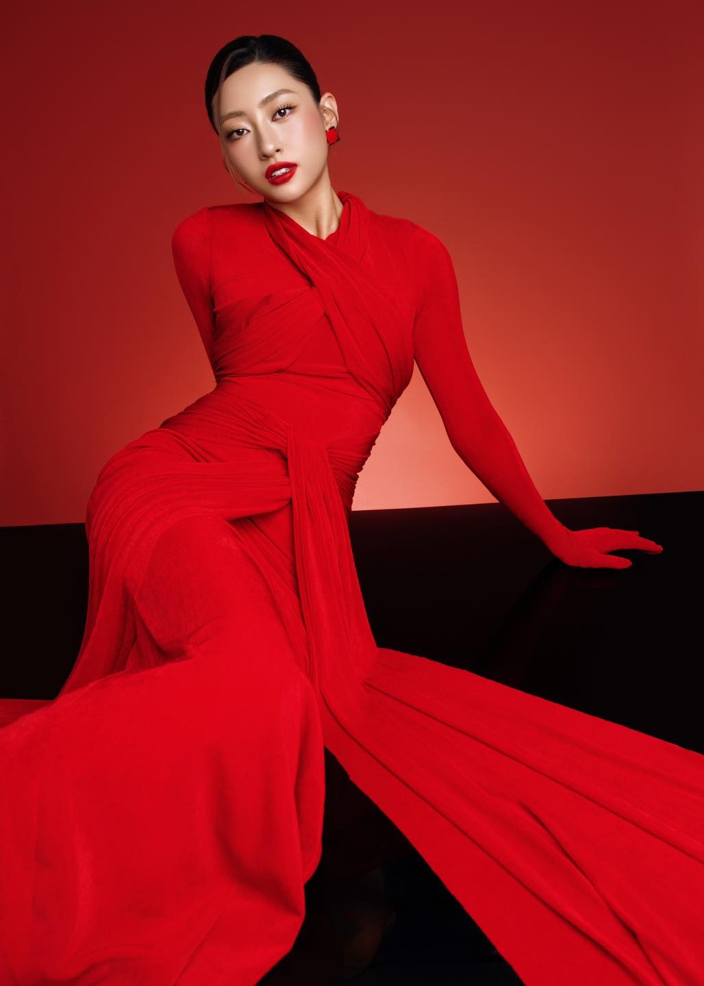 Lương Thùy Linh từng chia sẻ mỗi hoa hậu đều có sự khác biệt về tên gọi, ngoại hình nhưng thứ khác biệt nhất của cô so với mọi người là học thức. Người đẹp cảm thấy may mắn khi được sinh ra trong gia đình mà bố mẹ rất đề cao học thức.